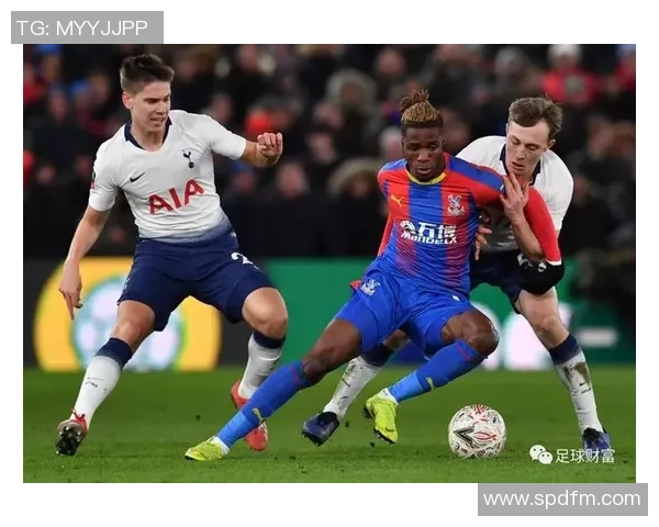 托卢卡与库利亚的雨中对决展现足球魅力与激情 托卢卡与库利亚的雨中对决展现足球魅力与激情